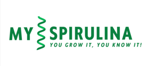 Weißer Untergrund, grüne Schrift in Großbuchstaben MY Spirulina. Zwischen den Worten ist eine grüne, senkrechte, kurvige Linie . Darunter steht in grünen Großbuchstaben You grow it, you know it!