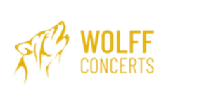 Das goldene Logo von Wolff Concerts hat auf der rechten Seite eine Wolf Abbildung und auf der rechten Seiten den Schriftzug Wolff Concerts. 