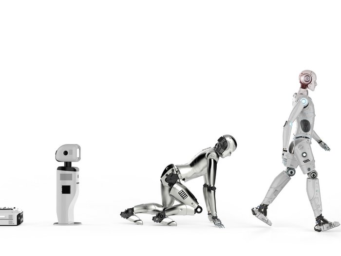 Vier Entwicklungsstufen vom einfachen Computer zu Roboter vor weißem Hintergrund