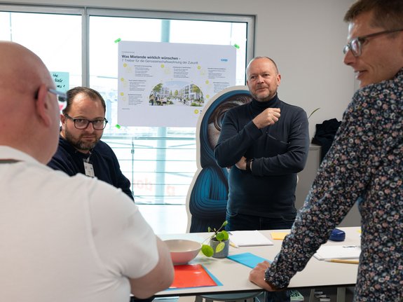 Vier Männer in einer Gruppendiskussion.