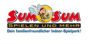 Logo von Sum Sum aus Kiel, bestehend aus dem Schriftzug ‚Sum Sum‘ in einer modernen Schriftart, begleitet von einer stilisierten Biene, die ein fröhliches, lebendiges Symbol darstellt. 