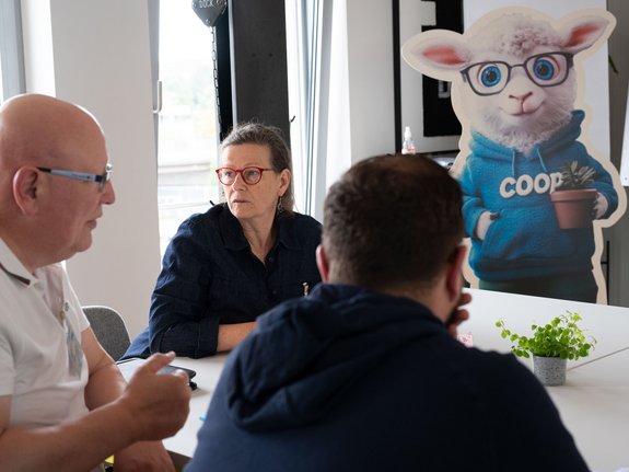 Vertreterinnen und Vertreter in einer Gruppenarbeit.