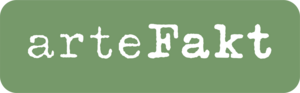 Auf grünem Hintergrund ist der weiße Schriftzug arteFakt, was das Logo der Firma ergibt. 