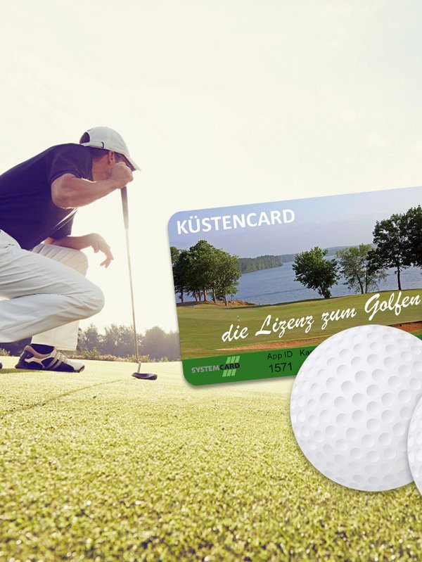 Ein Golfspieler hockt auf dem Green mit seinem Schläger. Zudem sind drei Golfbälle abgebildet und die viereckige Checkkarte von SystemCArd. 