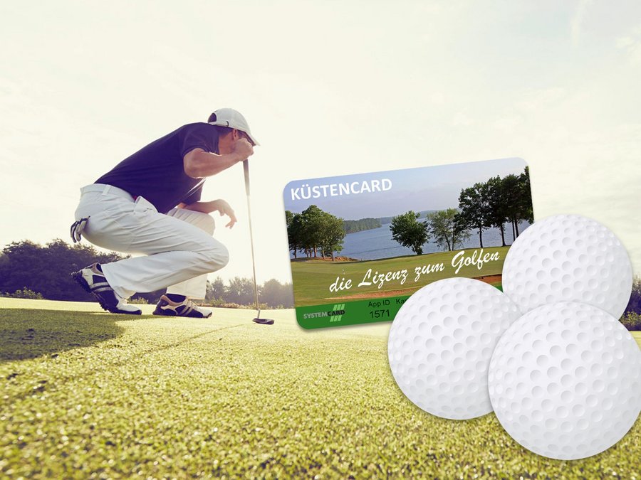 Ein Golfspieler hockt auf dem Green mit seinem Schläger. Zudem sind drei Golfbälle abgebildet und die viereckige Checkkarte von SystemCArd. 