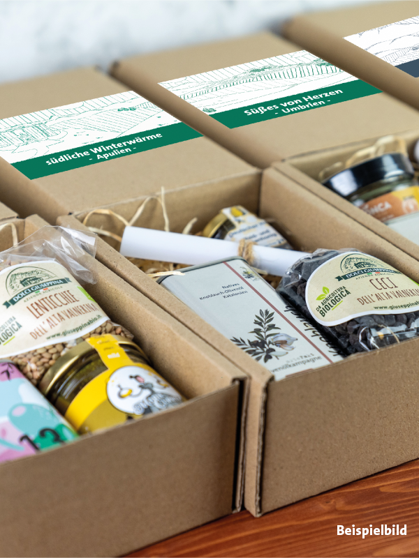 Kartons mit verschiedenen Adventsboxen. Die vorderen Boxen sind geöffnet und beinhalten Olivenöle, Gewürze und Spezialitäten