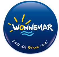 Das Logo von dem Wonnemar enthält den Schriftzug in der Mitte einer blauen Kugel. Das O in Wonnemar wurde gelb abgesetzt und mit Strichen ergänzt, sodass es eine Sonne darstellt. 