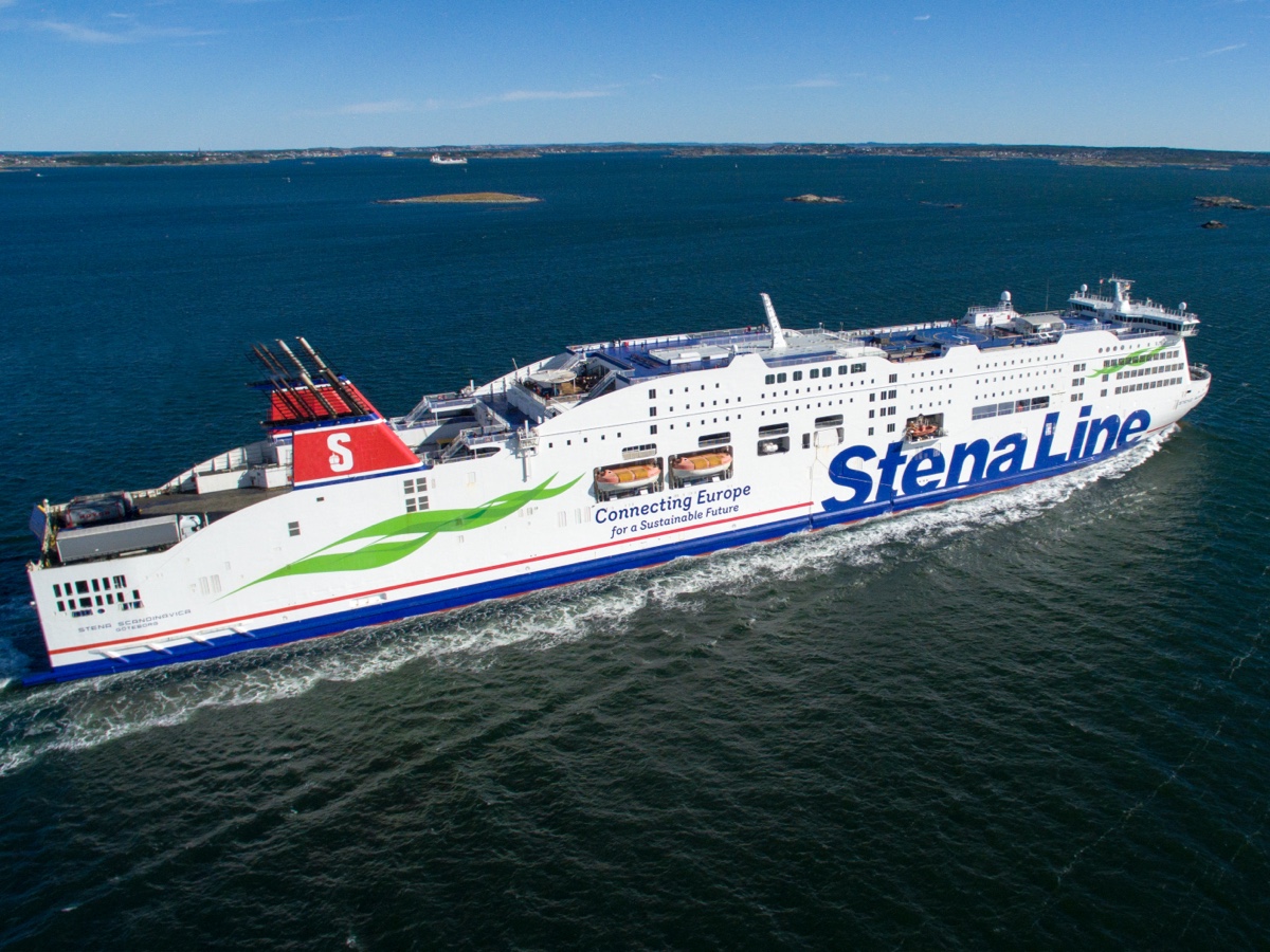 Eine Fähre der Stena Line ist gerade auf dem Meer unterwegs. Im Hintergrund ist blauer Himmel. 